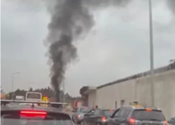 Φωτιά σε αυτοκίνητο στην Περιφερειακή οδό στο ύψος του κόμβου Κωνσταντινουπολίτικων