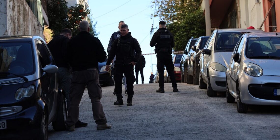 Μαχαίρωσε τη σύζυγό του και έδωσε τέλος στη ζωή του – Άφησε ιδιόχειρο σημείωμα