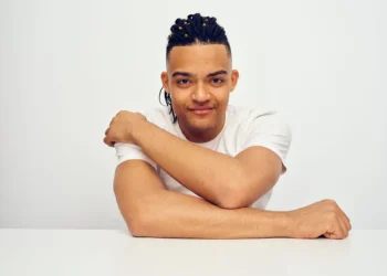 Πρεμιέρα για το 2026 με τον Εμμανουήλ Καραλή στο Μέγαρο Μουσικής Θεσσαλονίκης