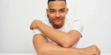 Πρεμιέρα για το 2026 με τον Εμμανουήλ Καραλή στο Μέγαρο Μουσικής Θεσσαλονίκης