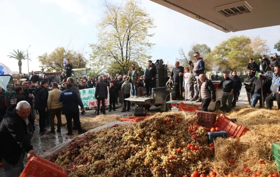 Κλιμάκωση αγροτικών κινητοποιήσεων: Απέκλεισαν την Αντιπεριφέρεια Καβάλας οι αγρότες άχυρα, γάλα, ντομάτες και σταφύλια (φωτο+βίντεο)