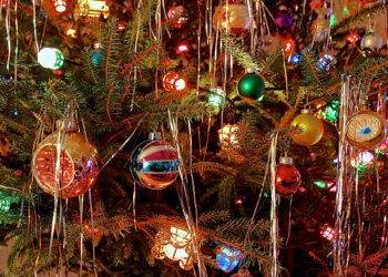 Το πιο «κιτς» χριστουγεννιάτικο trend επέστρεψε και κάνει το σπίτι μας πιο… χαρούμενο! (photo)