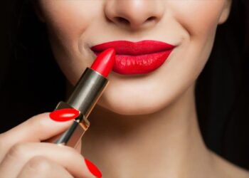 Κόκκινο κραγιόν και Χριστούγεννα: Ο mini οδηγός που χρειάζεσαι φέτος