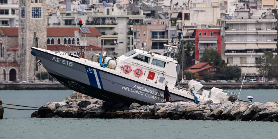 Σκάφος του Λιμενικού προσέκρουσε σε βράχια στο λιμάνι του Βόλου