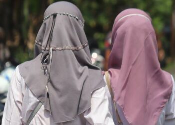 Η Αυστρία απαγορεύει με νόμο την ισλαμική μαντίλα στα σχολεία – Έντονες αντιδράσεις από ανθρωπιστικές οργανώσεις