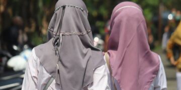 Η Αυστρία απαγορεύει με νόμο την ισλαμική μαντίλα στα σχολεία – Έντονες αντιδράσεις από ανθρωπιστικές οργανώσεις