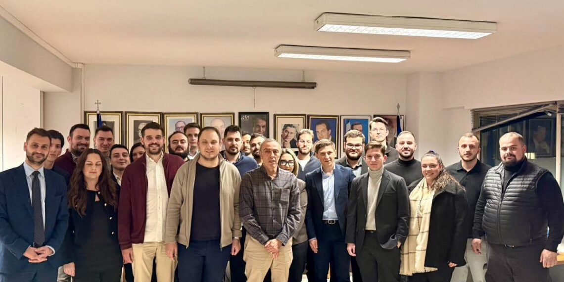 Με το βλέμμα στραμμένο στη «γαλάζια» νεολαία