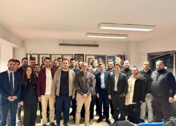 Με το βλέμμα στραμμένο στη «γαλάζια» νεολαία