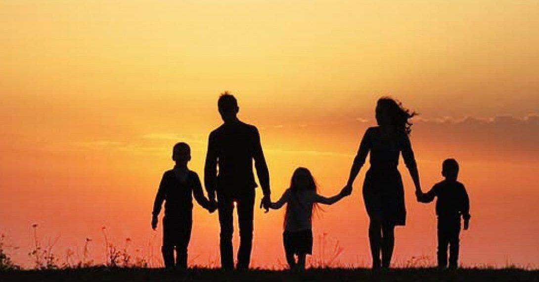 Οικογενειακά vibes: Τα ζώδια που δεν μπορούν χωρίς τους δικούς τους