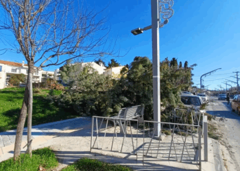 Θυελλώδεις άνεμοι σφυροκοπούν τη Θεσσαλονίκη – Σε επιφυλακή οι αρχές, συστάσεις στους πολίτες (ΦΩΤΟ+Video)