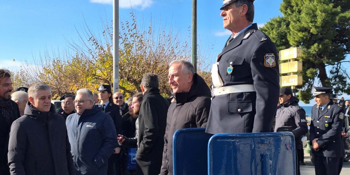 Ο τροχονόμος στο «βαρέλι» στον Λευκό Πύργο: Η Θεσσαλονίκη αποχαιρετά τη χρονιά με ένα ιστορικό έθιμο