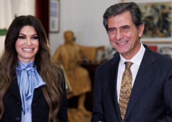 Θεσσαλονίκη: Στο ΥΜΑΘ η Κίμπερλι Γκίλφοϊλ – Χαμόγελα, ανταλλαγές δώρων με Γκιουλέκα και «wonderful»