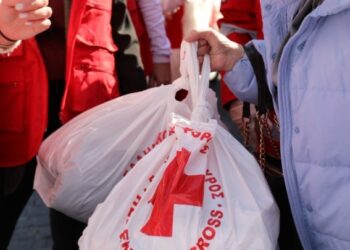 Χριστουγεννιάτικη διανομή βοήθειας από τον Ελληνικό Ερυθρό Σταυρό