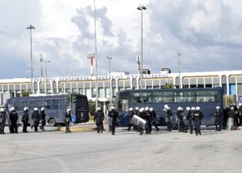 Ηράκλειο: Αποχώρησαν από την πίστα του αεροδρομίου «Ν.Καζαντζάκης» οι διαμαρτυρόμενοι του πρωτογενή τομέα