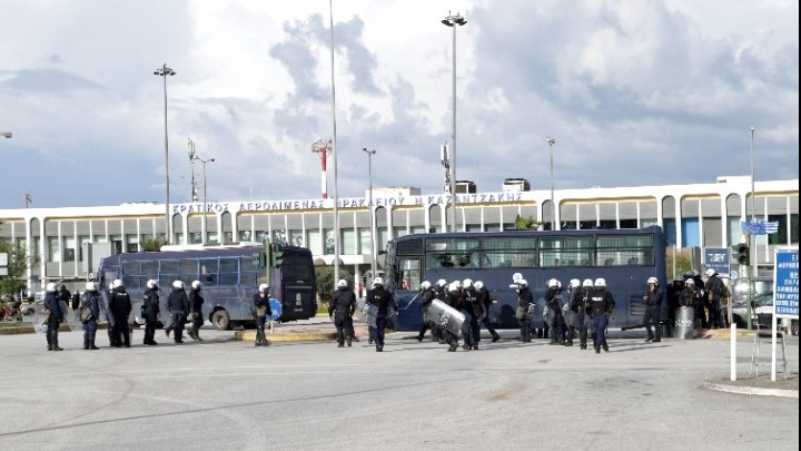 Ηράκλειο: Αποχώρησαν από την πίστα του αεροδρομίου «Ν.Καζαντζάκης» οι διαμαρτυρόμενοι του πρωτογενή τομέα