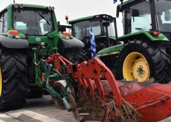 Στην έξοδο για το αεροδρόμιο «Μακεδονία» επί της Μουδανίων αγρότες και κτηνοτρόφοι από το μπλόκο στα «πράσινα φανάρια»