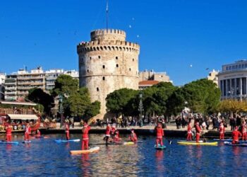 Ετοιμάζονται οι Αγιοβασίληδες να …σερφάρουν με sup στη Νέα Παραλία