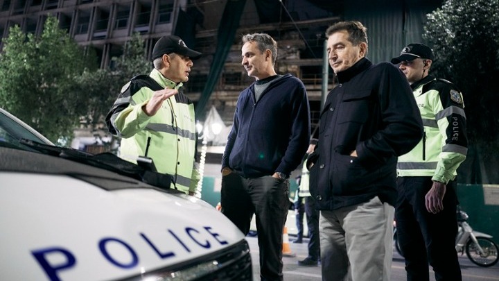 Επίσκεψη K. Μητσοτάκη σε μπλόκο για αλκοτέστ στην Αττική