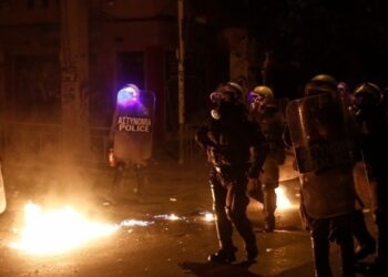 Επίθεση με μολότοφ σε περιπολικό της ΕΛΑΣ, έξω από το τουρκικό προξενείο