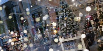 Γιορτινή η κίνηση με τους καταναλωτές να ψωνίζουν με μέτρο και ανάλογα με το πορτοφόλι τους