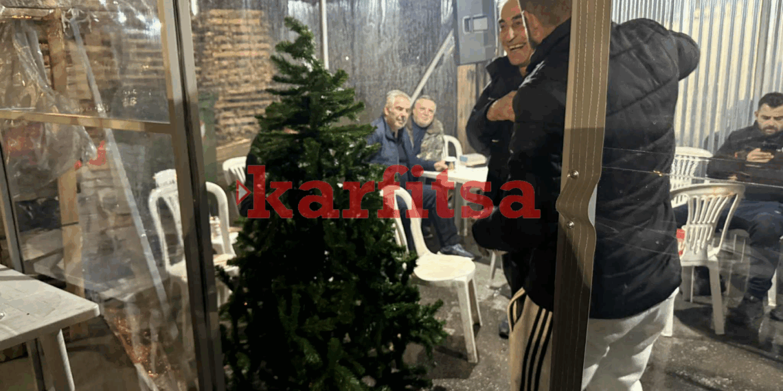 Αγρότες στο μπλόκο των Μαλγάρων στολίζουν Χριστουγεννιάτικο δέντρο (photo)