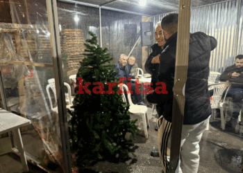 Αγρότες στο μπλόκο των Μαλγάρων στολίζουν Χριστουγεννιάτικο δέντρο (photo)