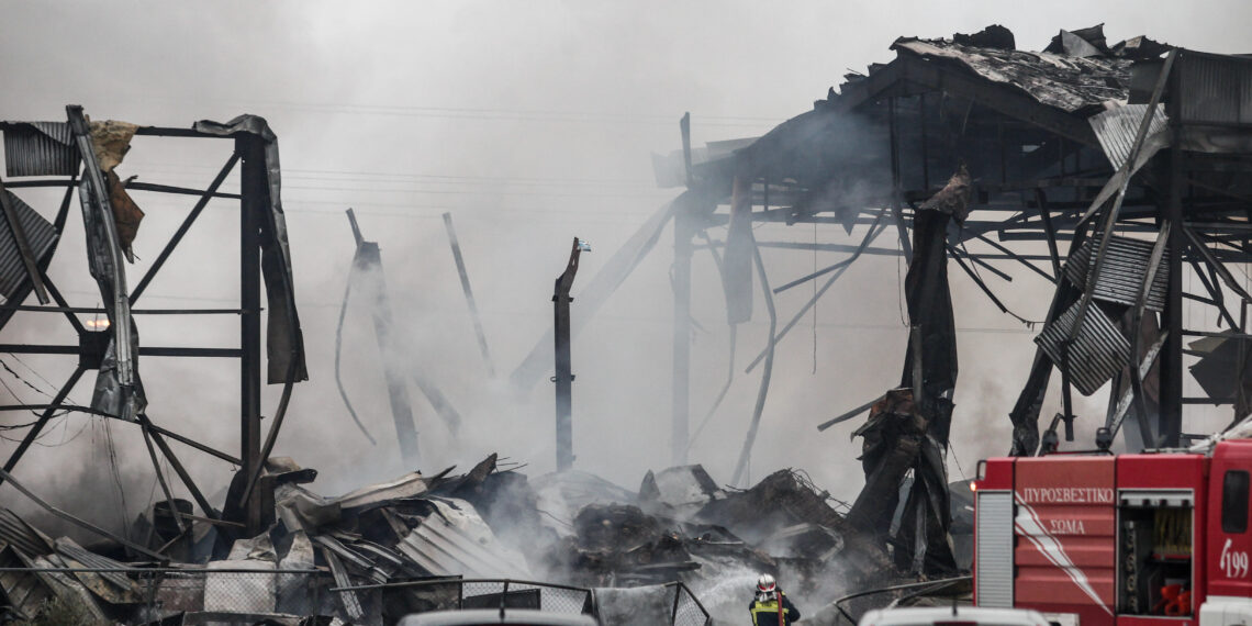 Τρείς εργαζόμενοι νεκροί από τη μεγάλη φωτιά σε εργοστάσιο μπισκότων στα Τρίκαλα