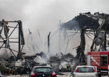 Τρείς εργαζόμενοι νεκροί από τη μεγάλη φωτιά σε εργοστάσιο μπισκότων στα Τρίκαλα