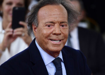 Σάλος στην Ισπανία με τις καταγγελίες σε βάρος του Χούλιο Ιγκλέσιας για σεξουαλική παρενόχληση και βιασμό