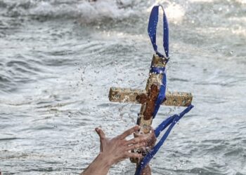 Άνδρας φέρεται να έκλεψε τον Σταυρό στην τελετή αγιασμού των υδάτων