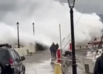 Άστρος Κυνουρίας: Πατέρας ενός παιδιού ο λιμενικός που παρασύρθηκε από τα κύματα (video)