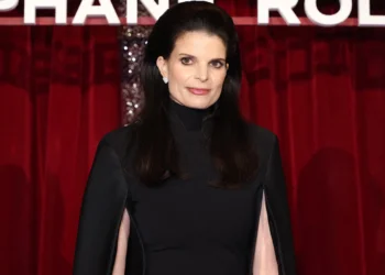 Σπάνια εμφάνιση της Αθηνάς Ωνάση στην εβδομάδα μόδας του Παρισιού (photo)