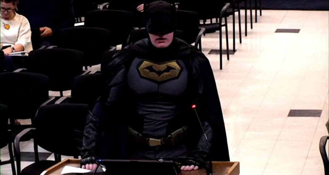 Ο Batman εμφανίστηκε στο Δημοτικό Συμβούλιο της Σάντα Κλάρα εναντίον της ICE στο Super Bowl