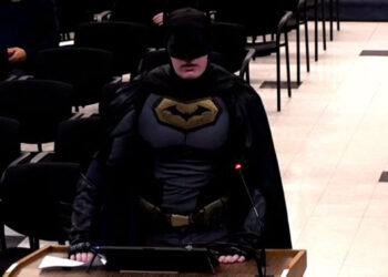 Ο Batman εμφανίστηκε στο Δημοτικό Συμβούλιο της Σάντα Κλάρα εναντίον της ICE στο Super Bowl