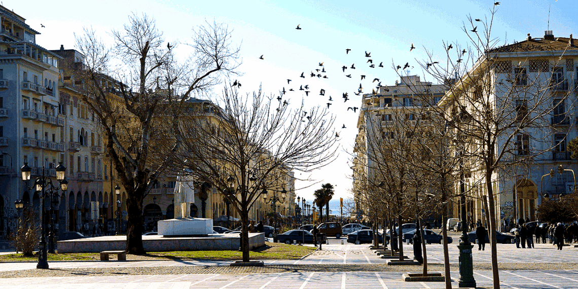 Η πόλη που μπαίνει στο 2026 με μισό χαμόγελο και μισή λακκούβα