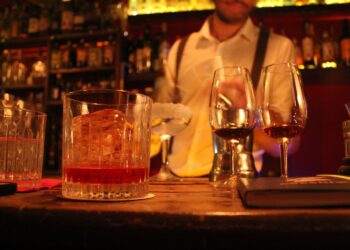 Σαραντατριάχρονος παρενόχλησε 20χρονη σε μπαρ κι αυτή τον έδειρε με τον σύντροφό της