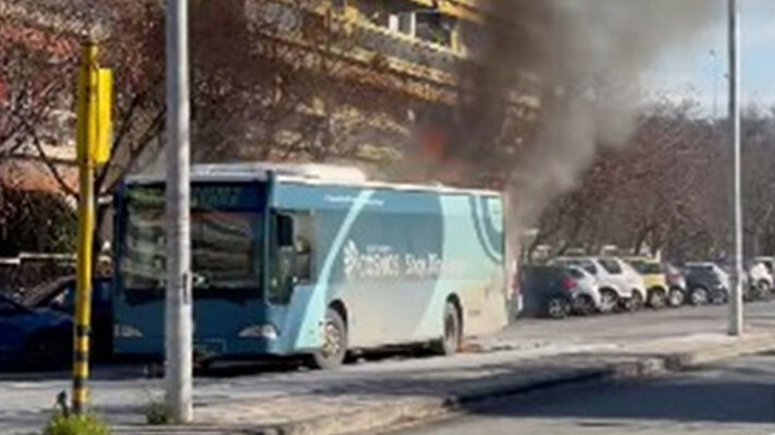 Φωτιά σε αστικό λεωφορείο στην ανατολική Θεσσαλονίκη (Βίντεο)