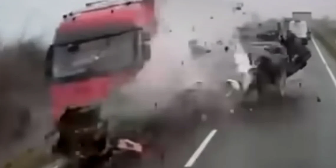 Τι είπε ο οδηγός της νταλίκας που «καρφώθηκε» το βαν με τους οπαδούς του ΠΑΟΚ