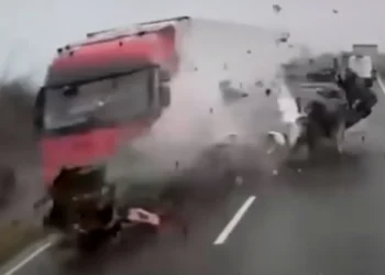 Τι είπε ο οδηγός της νταλίκας που «καρφώθηκε» το βαν με τους οπαδούς του ΠΑΟΚ