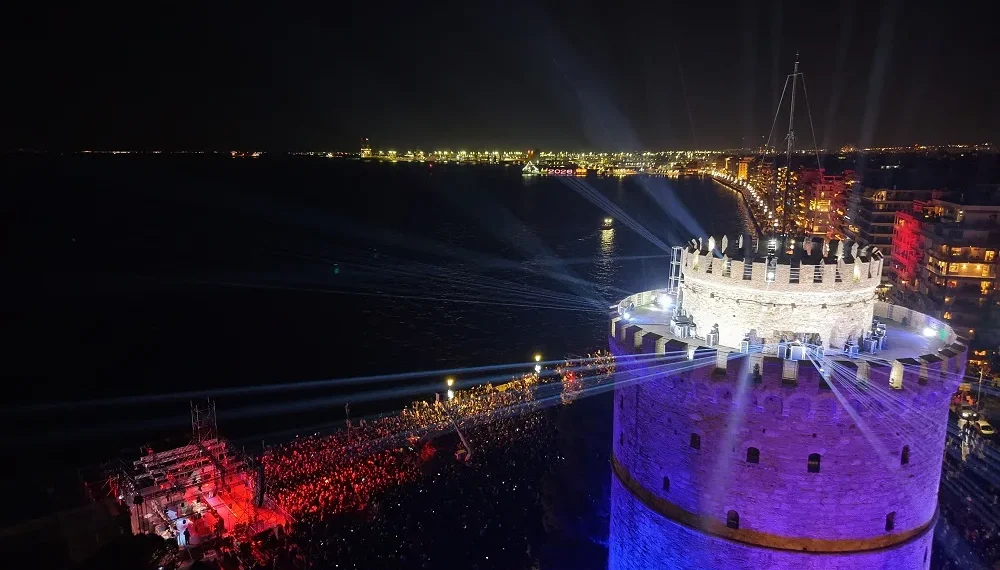 Με πυροτεχνήματα, λέιζερ και μουσική υποδέχτηκε το 2026 η Θεσσαλονίκη