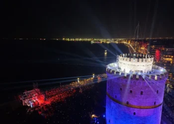 Με πυροτεχνήματα, λέιζερ και μουσική υποδέχτηκε το 2026 η Θεσσαλονίκη