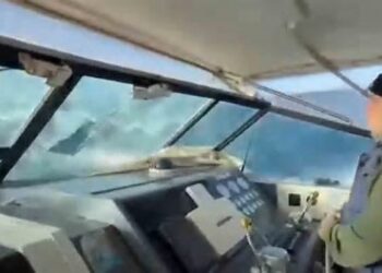 Διακομιδή βρέφους 3 μηνών στο Βόλο – Κόβει την ανάσα το βίντεο με τη «μάχη» του σκάφους με τα κύματα