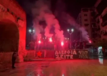 Με πυρσούς και συνθήματα η Θύρα 4 τίμησε τους αδικοχαμένους οπαδούς (video)