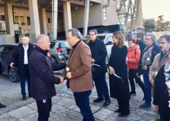 Ο Φάμελλος στην Τούμπα άφησε λευκό τριαντάφυλλο στη μνήμη των επτά φιλάθλων του ΠΑΟΚ