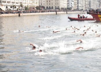 Με λαμπρότητα η τελετή αγιασμού των Yδάτων στο λιμάνι της Θεσσαλονίκης