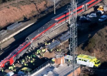 Ισπανία: Έναν φθαρμένο αρμό βρήκαν στις σιδηροτροχιές οι ειδικοί που ερευνούν τα αίτια του δυστυχήματος