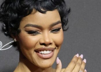 Η εμφάιση της Τεγιάνα Τέιλορ με φόρεμα από ανακυκλωμένα εξαρτήματα πιάνου