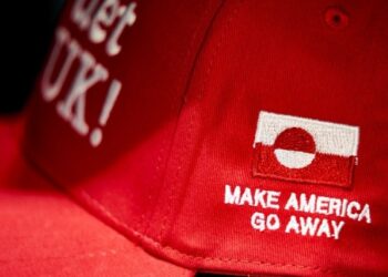 Make America Go Away: ξεπούλησε το κόκκινο καπελάκι του μπέιζμπολ που χλευάζει το σλόγκαν του Τραμπ