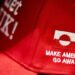 Make America Go Away: ξεπούλησε το κόκκινο καπελάκι του μπέιζμπολ που χλευάζει το σλόγκαν του Τραμπ