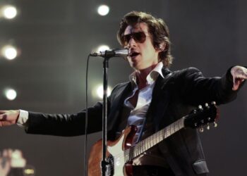 Οι Arctic Monkeys κυκλοφορούν τραγούδι για να στηρίξουν τον οργανισμό War Child